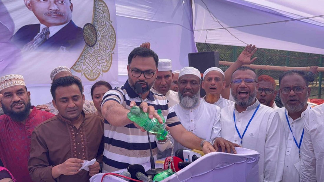 ইসরায়েলি পানীয় কিনে ফেলে দেওয়ার আনুষ্ঠানিকতা করলেন বিএনপি নেতা আমিনুল